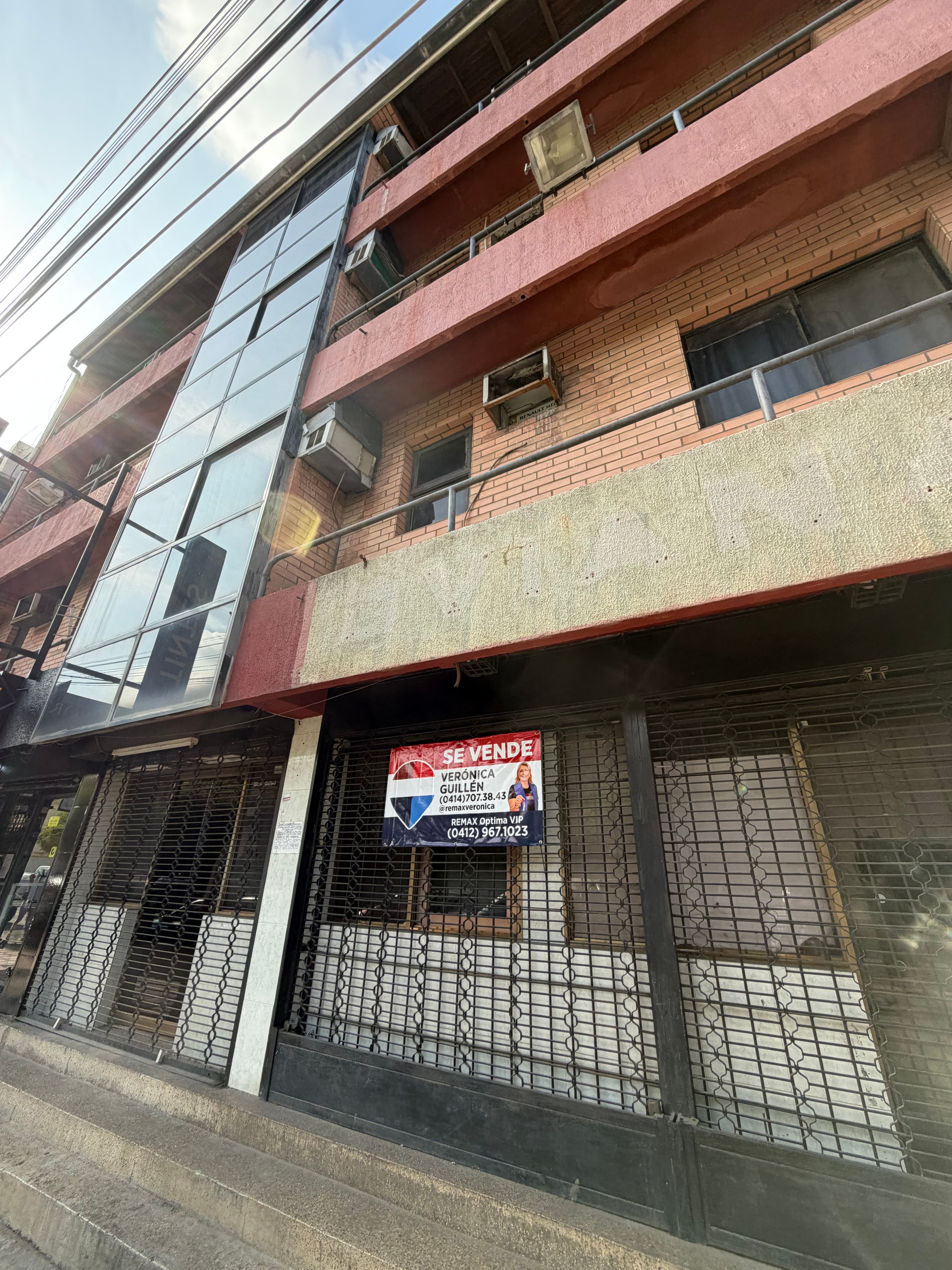 Se vende Hotel con terreno en Av. Caracas. Barcelona. Anzoátegui.